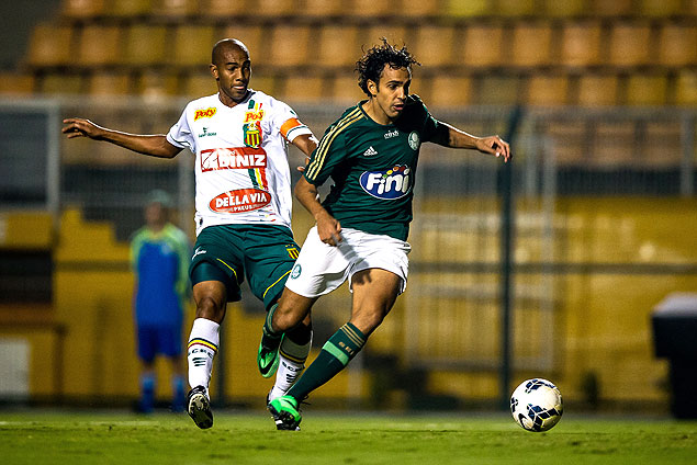 Diogo, do Palmeiras, tenta escapar da marcao na partida no Pacaembu