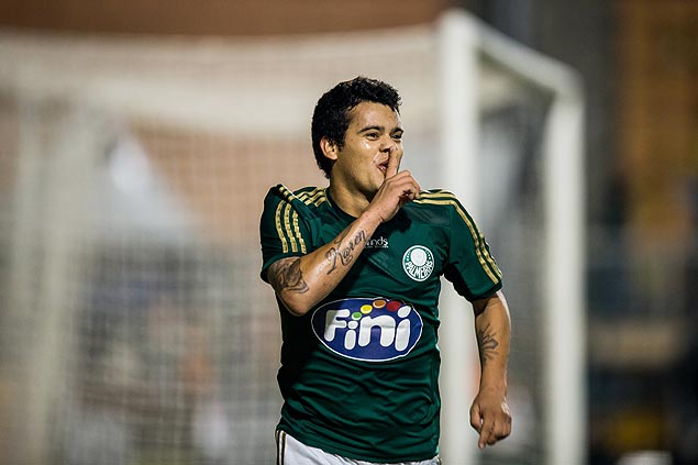 O meia Mendieta comemora um gol pelo Palmeiras