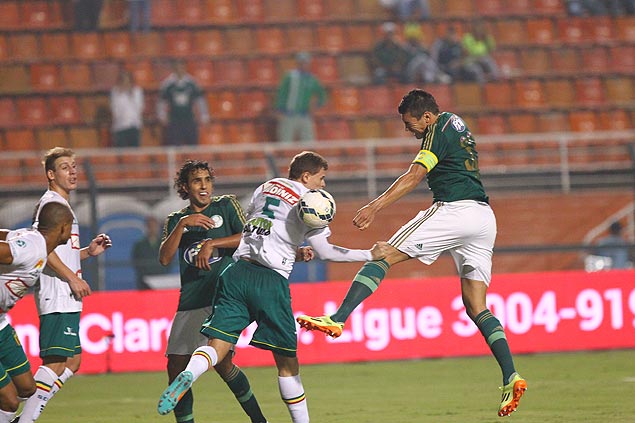 Lúcio (dir.) cabeceia a bola durante o primeiro tempo entre Palmeiras e Sampaio Corrêa
