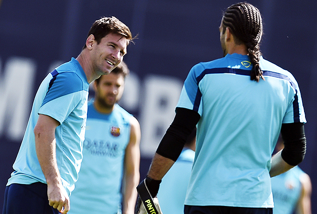 Lionel Messi sorri durante treinamento do Barcelona