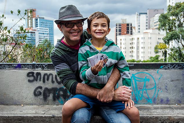 Ricardo Ribeiro, 49, com o filho, Dhani, 6, no Masp