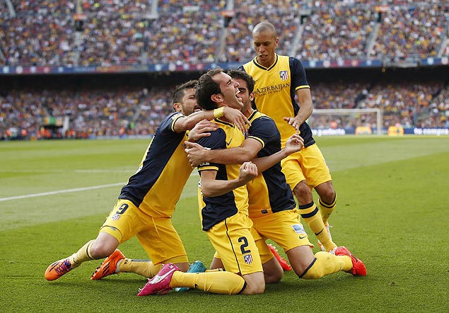 Godin (nmero 2)  abraado por companheiros de Atltico de Madri na comemorao do seu gol
