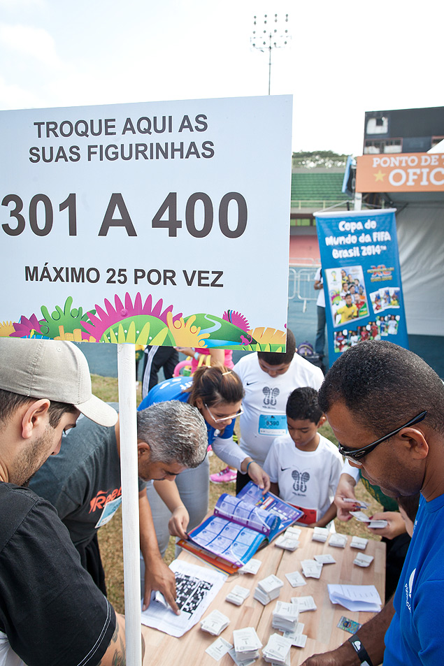 Colecionadores trocam figurinhas da Copa durante evento No Ibirapuera