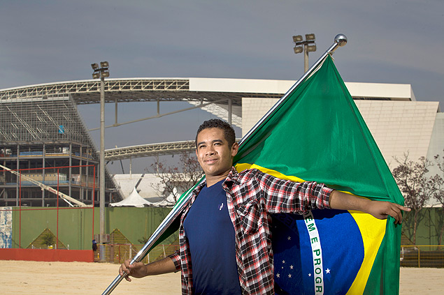 Michel Victorino Pereira vive na comunidade Vila da Paz e ser porta-bandeira do Brasil na Copa
