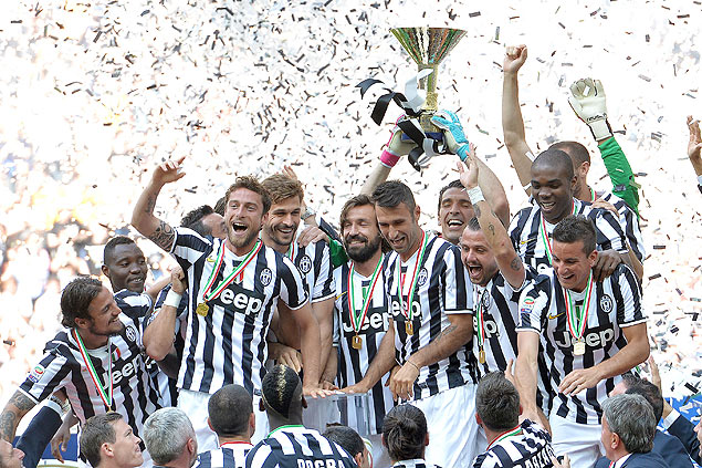 Jogadores da Juventus comemoram o 30 ttulo de campeo do Campeonato Italiano neste domingo
