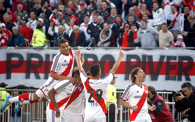 Jogadores do River Plate comemoram gol contra o Quilmes neste domingo