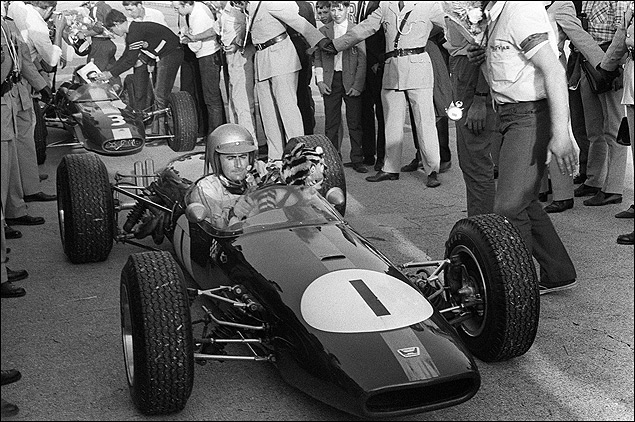 Jack Brabham em seu carro para uma corrida na Frana, em 1966