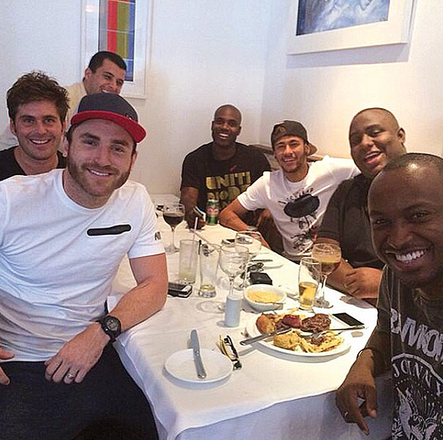 Neymar, no Rio, em encontro com amigos como o cantor Thiaguinho e os atores Thiago Gagliasso e Rafael Zulu