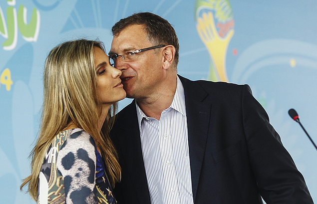 Jrme Valcke beija a modelo Fernanda Lima em evento da Fifa no Rio