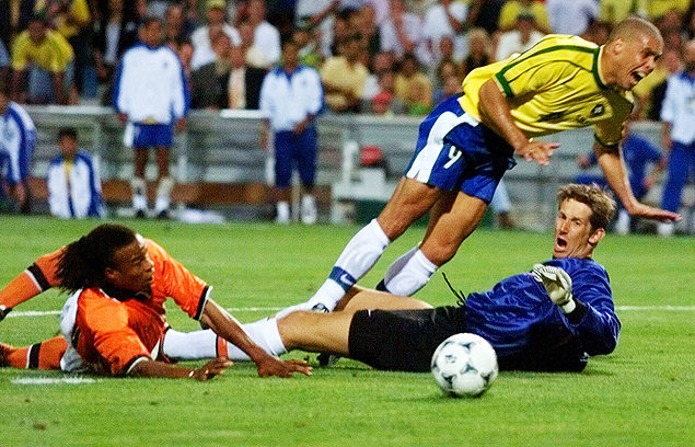 Na semifinal da Copa de 1998, Ronaldo  marcado por Davids e tenta passar por Van der Sar