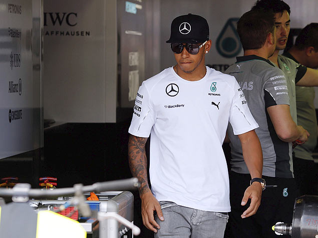 O piloto ingls Lewis Hamilton nos boxes da equipe da Mercedes