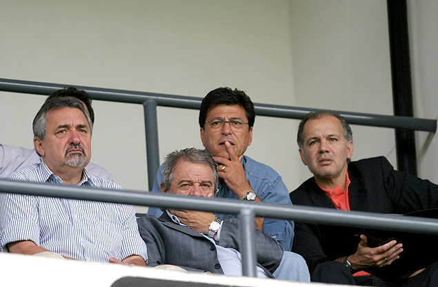 Alexandre Sabella ao lado do ento tcnico do Corinthians, Daniel Passarella, em 2005
