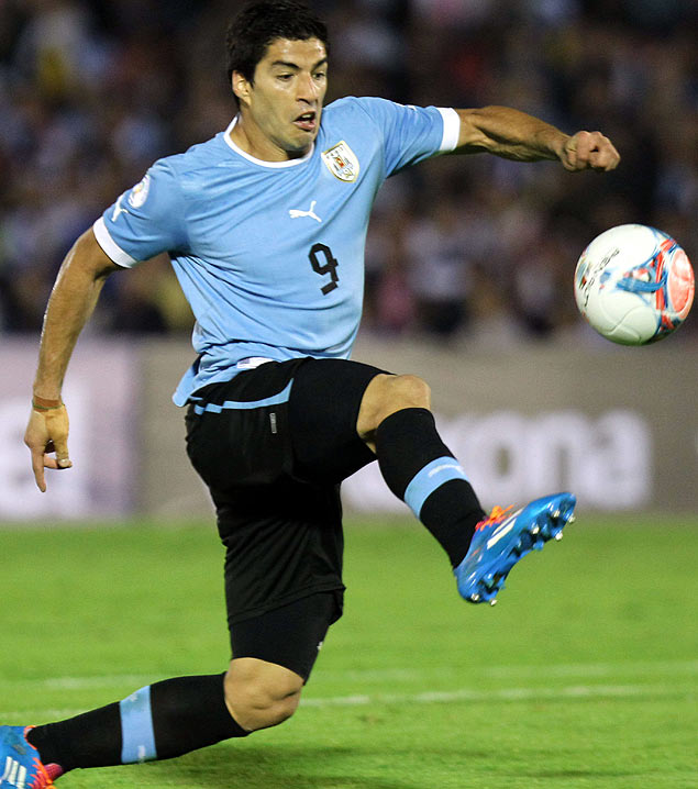 Luis Suárez domina a bola em jogo do Uruguai em novembro de 2013
