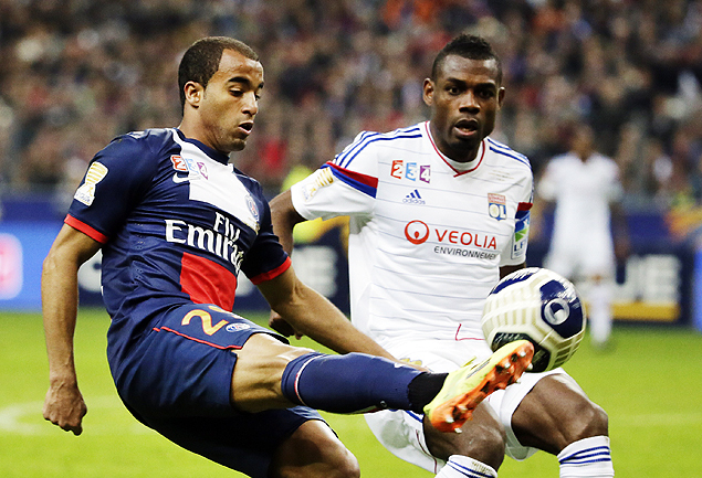 O meia-atacante (esq.) Lucas, do Paris Saint-Germain, durante uma partida pela Copa da Liga da Frana