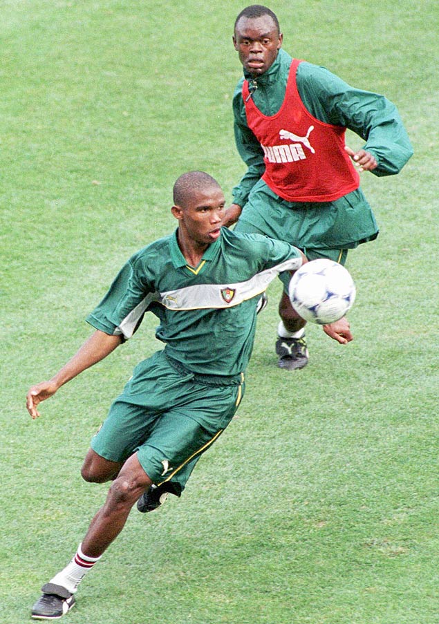 Eto´o é marcado por Olembe; os dois jogadores de Camarões figuram entre os mais jovens a jogar em uma Copa