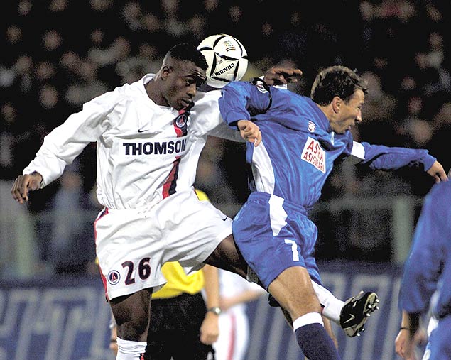 O atacante Bartolomew Ogbeche (esq.) em ação pelo PSG; ele jogou a Copa de 2002 com 17 anos