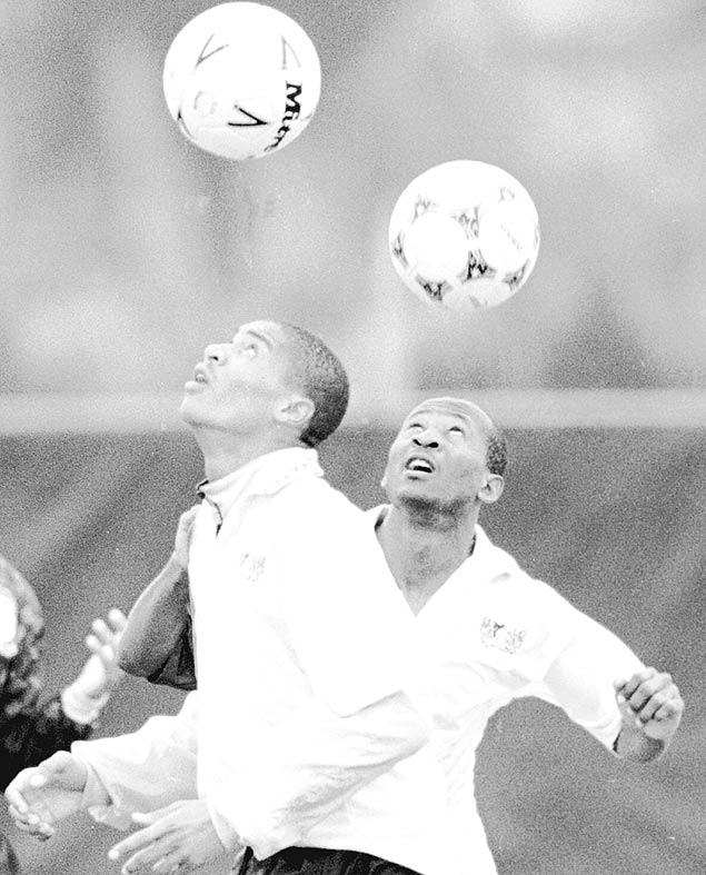 O zagueiro Rigobert Song (ao fundo), jogou por Camarões com quase 18 anos