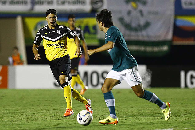 Renato (esq.) durante o jogo entre Santos e Gois