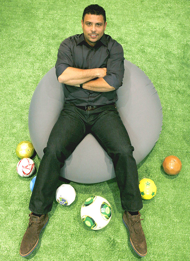 Ronaldo, membro do COL, posa para foto antes da entrevista