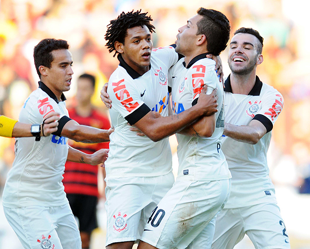 Jogadores do Corinthians comemoram com Romarinho gol contra o Sport