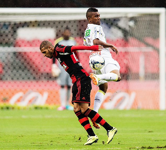 Lance do jogo entre Santos e Flamengo no Morumbi
