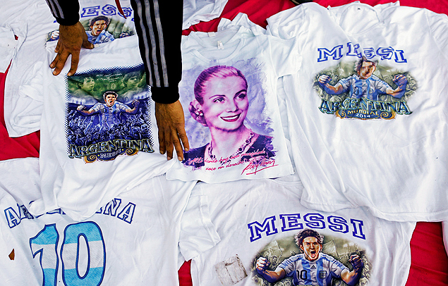 Camisetas com referncias a Messi e Evita Peron  venda na Praa de Maio, em Buenos Aires