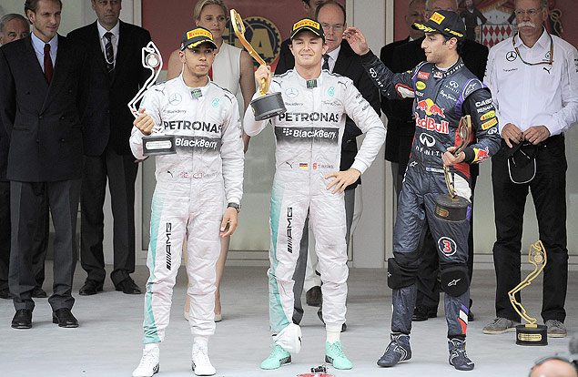 Hamilton (esq.) e Rosberg (centro) no pdio do GP de Mnaco