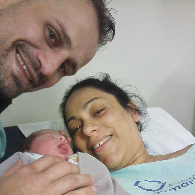 Fbio Maldonado, que lutar no UFC So Paulo, posa para foto com a mulher e o filho recm-nascido