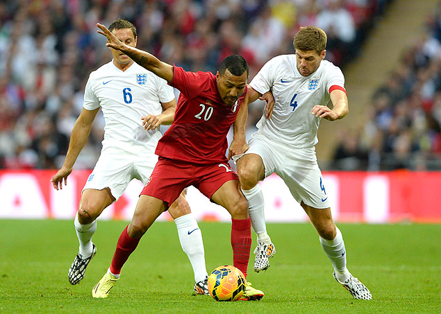 Steven Gerrard (dir.) e Luis Ramirez (centro) disputam bola em amistoso realizado em Wembley