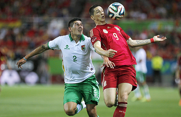 O atacante espanhol Fernando Torres (dir.) em lance durante Espanha e Bolvia