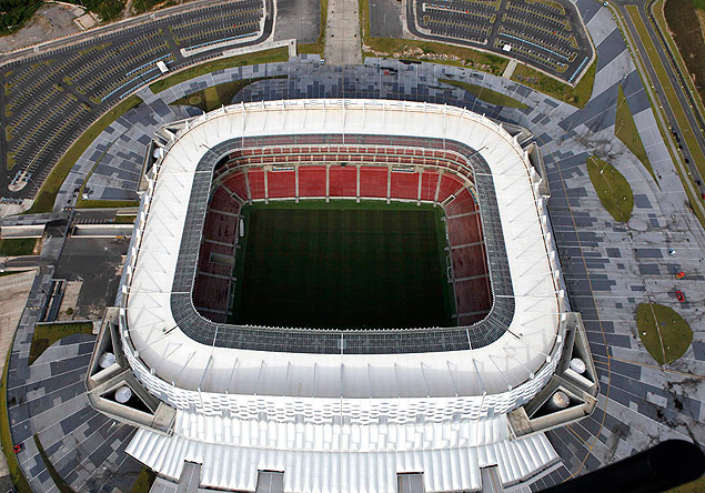 An aerial view shows Arena Pernambuco soccer stadium in Recife, northeastern Brazil, in this April 6, 2014 file photo. REUTERS/Paulo Whitaker/Files (BRAZIL - Tags: SPORT SOCCER WORLD CUP) ORG XMIT: SIN87 ORG XMIT: AGEN1405082212127375 ***DIREITOS RESERVADOS. NO PUBLICAR SEM AUTORIZAO DO DETENTOR DOS DIREITOS AUTORAIS E DE IMAGEM***