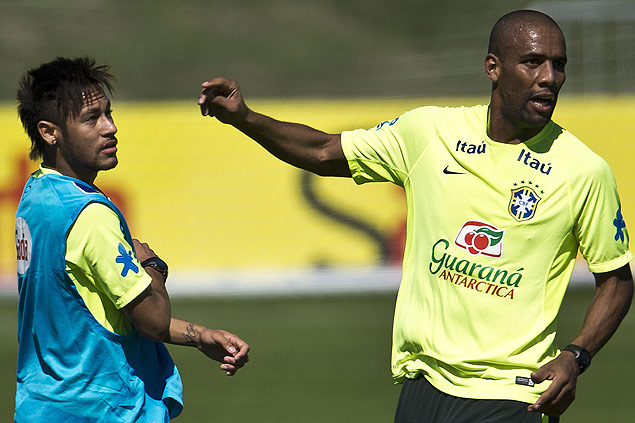 O lateral Maicon (dir.) em treino com Neymar, na Granja Comary, em maio deste ano