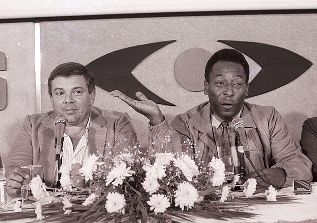O narrador e jornalista esportivo Luciano do Valle ao lado de Pel durante o 1 Mundialito de Futebol Master "Copa Pel, 1987", em So Paulo