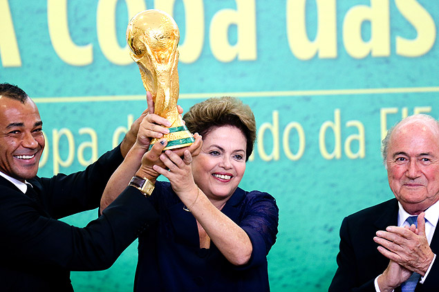 Dilma Rousseff, então presidente, e o ex-jogador Cafu em apresentação oficial da taça da Copa do Mundo, em 2014