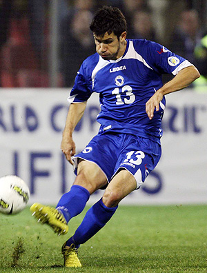 O lateral Mensur Mujdza, da seleção bósnia 