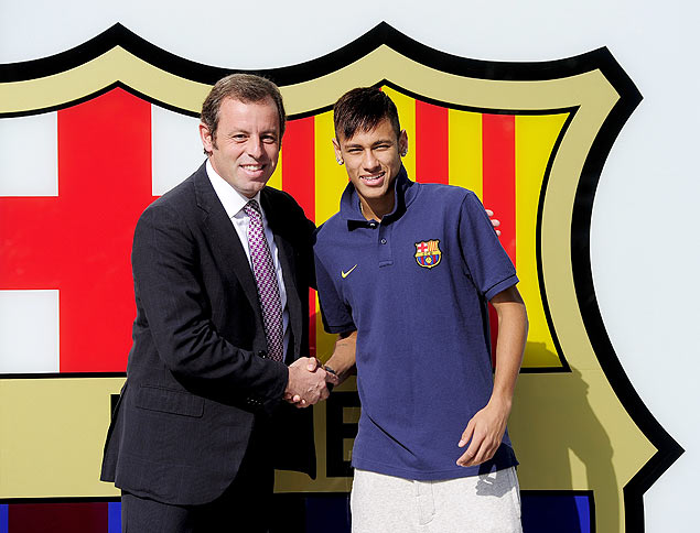 O atacante Neymar cumprimenta o ex-presidente do Bara, Sandro Rosell, durante sua apresentao no clube, em 2013