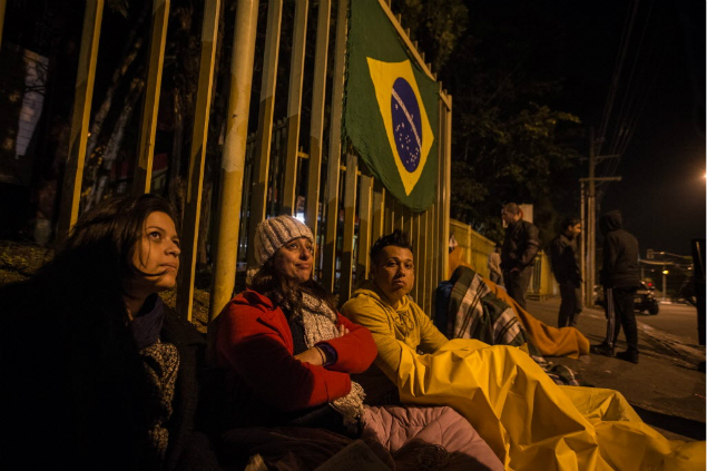 Torcedores encaram frio de 10C e fazem fila no ginsio do Ibirapuera, na zona sul de SP, para conseguir ingressos do ltimo lote para a Copa