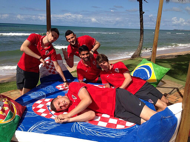 Jogadores da seleo croata relaxam na Praia do Forte, no litoral baiano