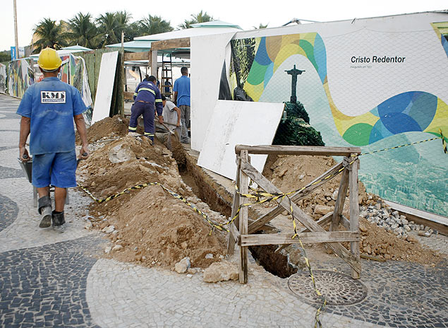 Obra na praia de Copacabana nos arredores do palco da Fun Fest da Fifa