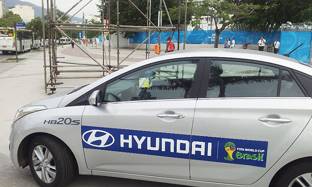 Carro da Fifa  multado no Maracan por estacionamento irregular
