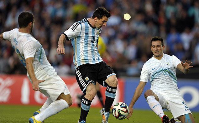 Messi chuta para marcar o segundo gol da Argentina, aps lindo passe de D Maria