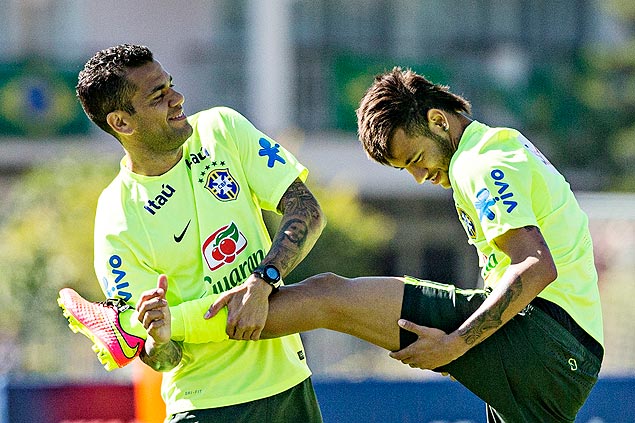 Daniel Alves segura perna de Neymar em treino da seleo