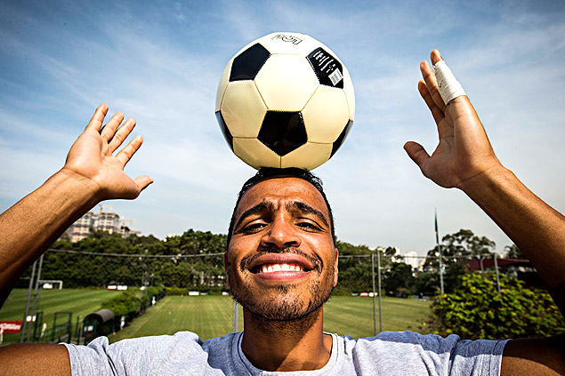 O uruguaio Alvaro Pereira tem a expectativa de decidir a Copa do Mundo no Maracan
