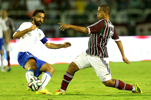 Andrea Pirlo, da seleo italiana, divide a bola com Walter, do Fluminense