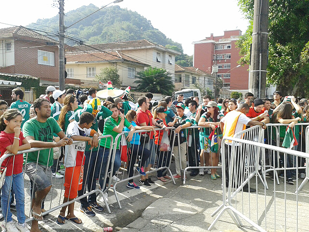 Torcedores se aglomeram em frente ao centro de treinamento Rei Pel