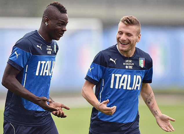 Mario Balotelli ( esq.) e Ciro Immobile conversam durante treino da Itlia no Brasil