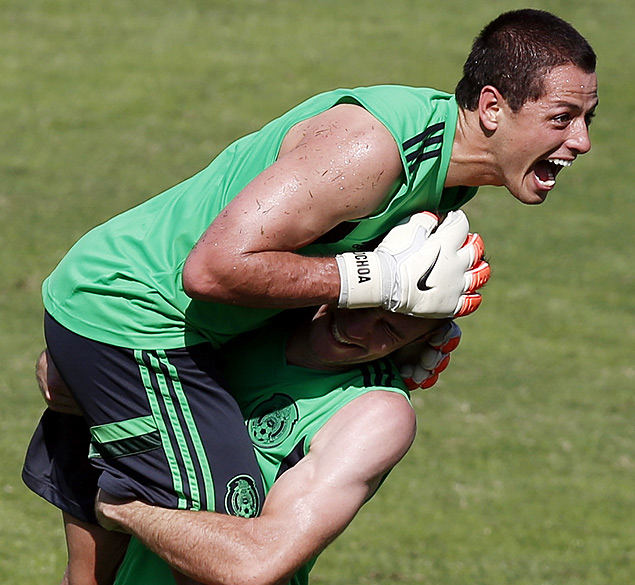 O atacante Chicharito durante treino do Mxico 