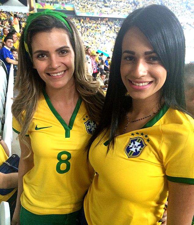 Brbara Maciel ( esq.) e Milene Marques, no jogo do Brasil