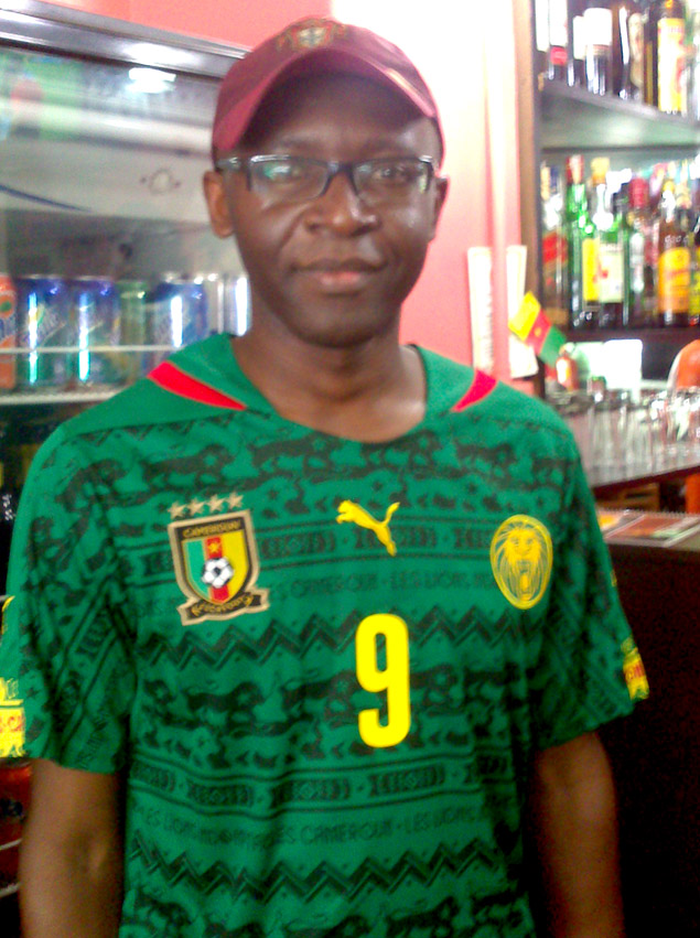 Gabonense Jean-Pierre Doumbeneny Eyango, no restaurante Biyou'z, no centro de So Paulo
