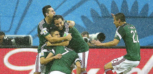 Mexicanos comemoram gol contra Camares, na primeira rodada da Copa